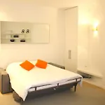 Palais Royal Paris, Rue D\'Argenteuil VII